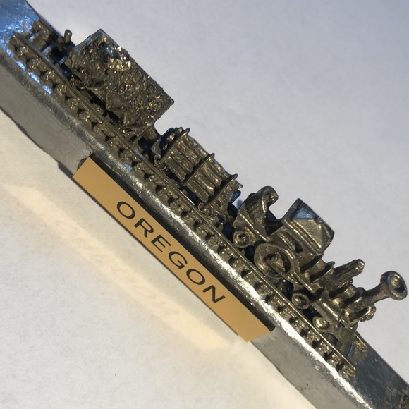 Train Metal knickknack Oregon sign on front railroad spike - Picture 3 of 13